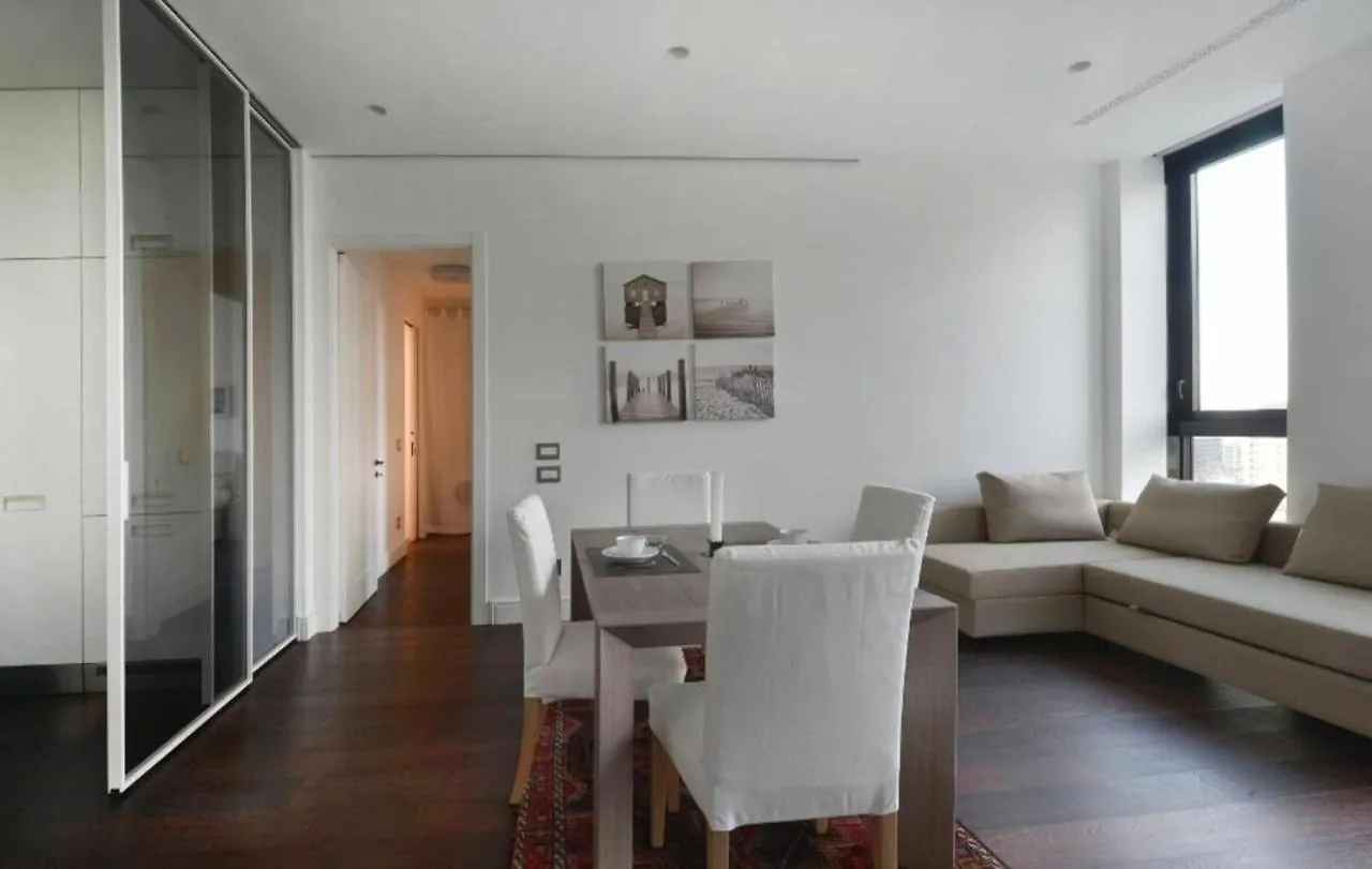 Liberazione - Solaria By Halldis Milano Lägenhet